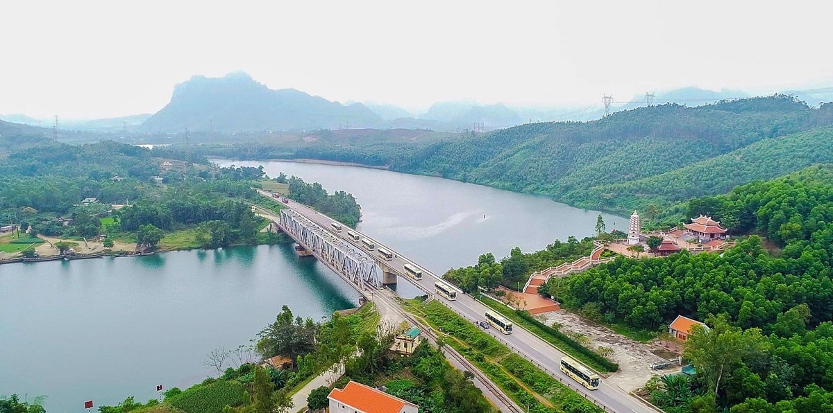 Đền tưởng niệm liệt sĩ Trường Sơn bến phà Long Đại