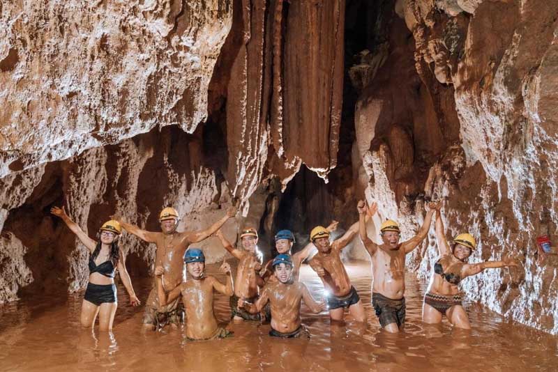 Tour tắm bùn Hang Tối, đu dây zipline sông Chày, chèo Kayak - Ảnh 6